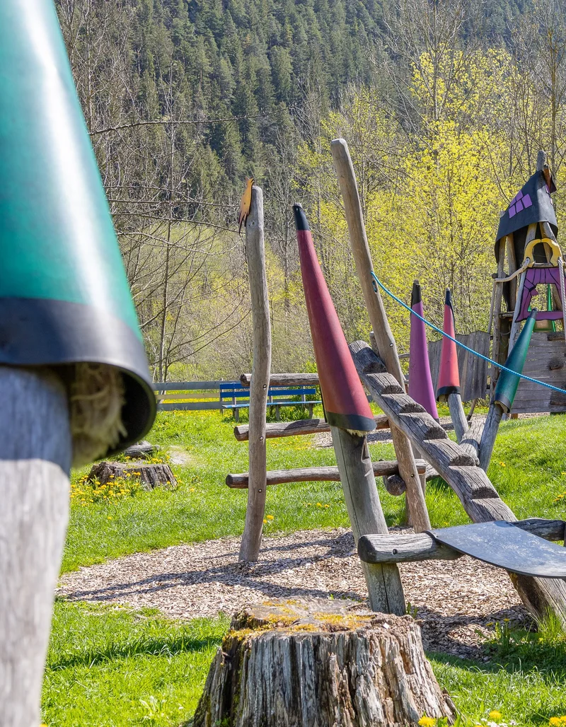 Märchen- und Malstunde im Märchenstadel Verschiedene Spielgeräte auf dem Märchenspielplatz in Pfronten.