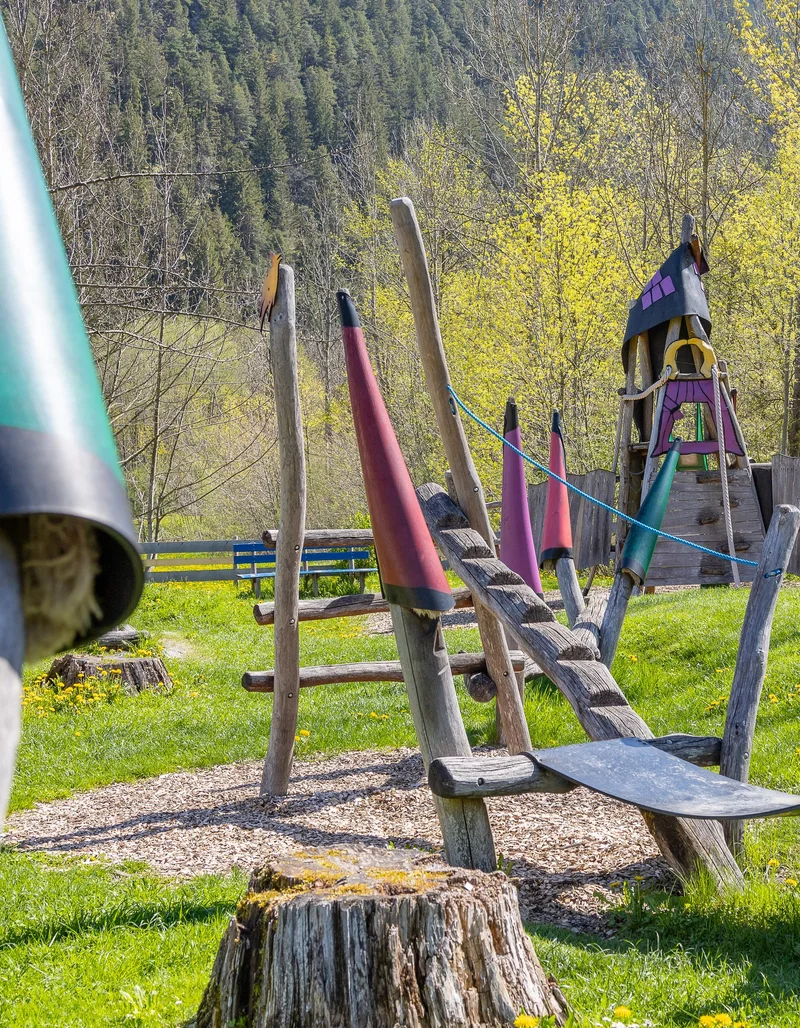 Märchen- und Malstunde im Märchenstadel Verschiedene Spielgeräte auf dem Märchenspielplatz in Pfronten.