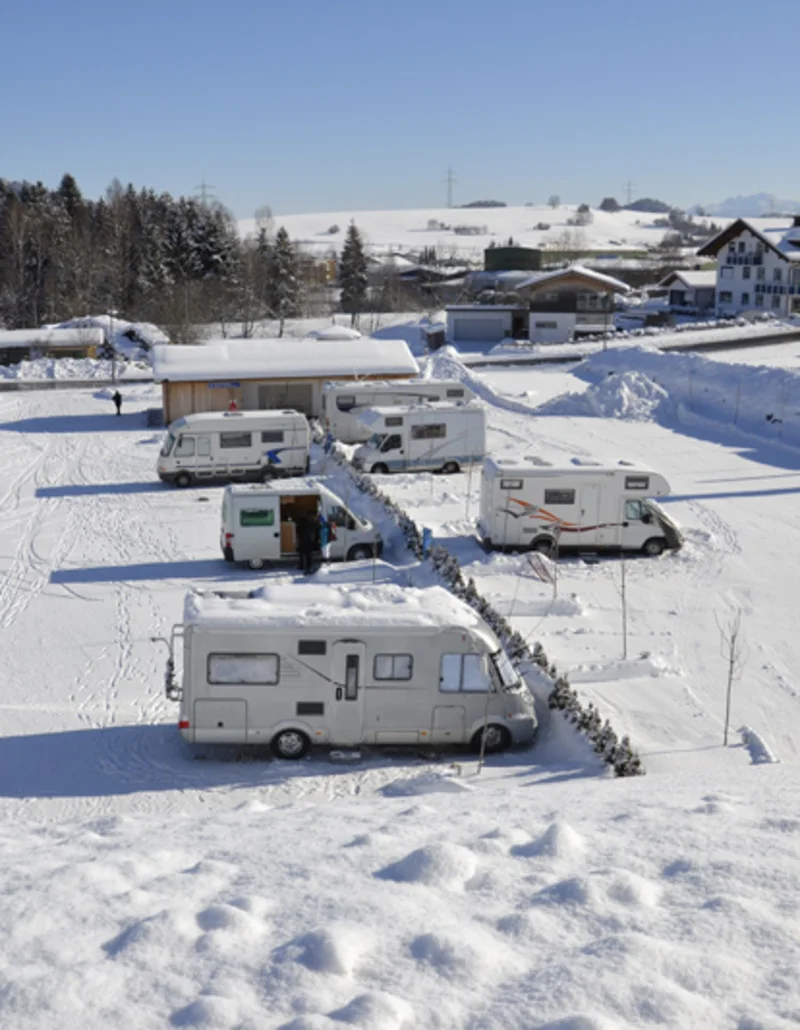 Wohnmobilstellplatz im Winter Pfronten Allgäu Wohnmobile auf einem Stellplatz in Pfronten im Winter.