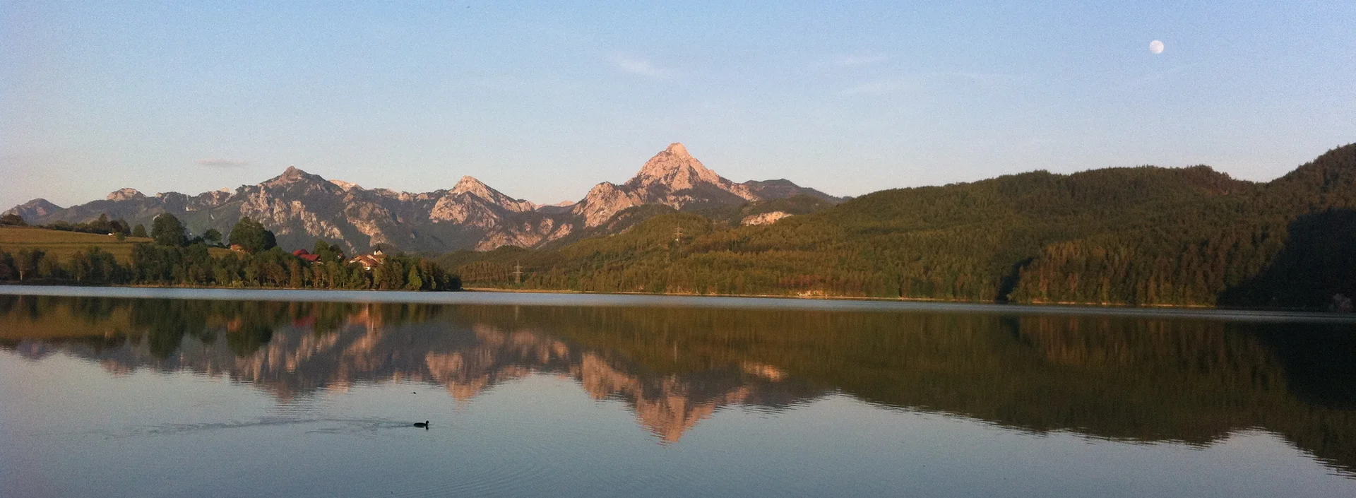 Der Weissensee - Badeseen im Allgäu Malerischer Blick über den Weißensee im Allgäu.