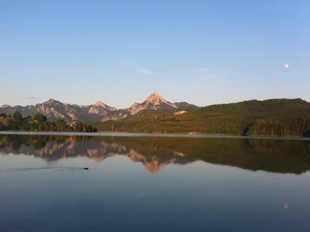 Der Weissensee - Badeseen im Allgäu Malerischer Blick über den Weißensee im Allgäu.