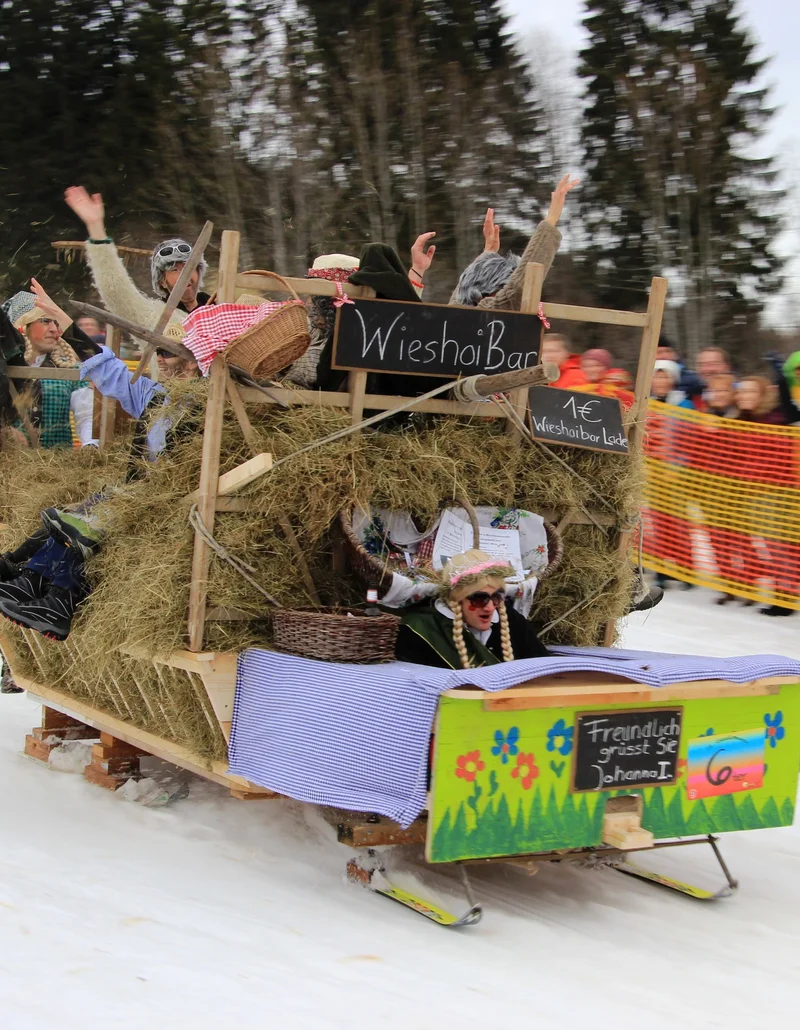 Abfahrt beim Gaudirennen in Pfronten im Allgäu Abfahrt beim Gaudirennen in Pfronten.