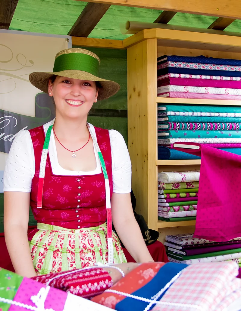 Trachtenmarkt in Pfronten im Allgäu Eine bunte Stoffauswahl beim Trachtenmarkt in Pfronten.
