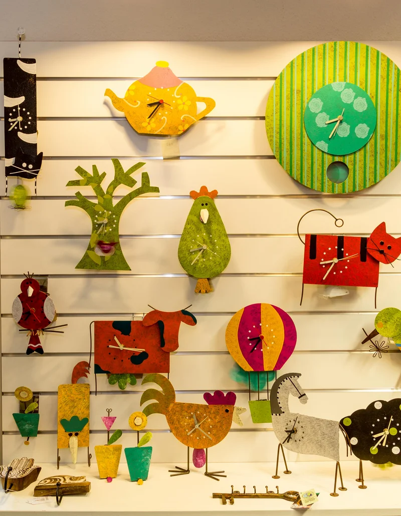 Eine Ausstellungsfläche mit Uhren.