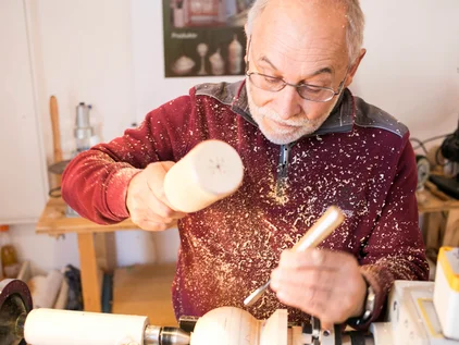 Filigrandrechsler in Pfronten im Allgäu Ein Filigrandrechsler bei der Arbeit in Pfronten im Allgäu.