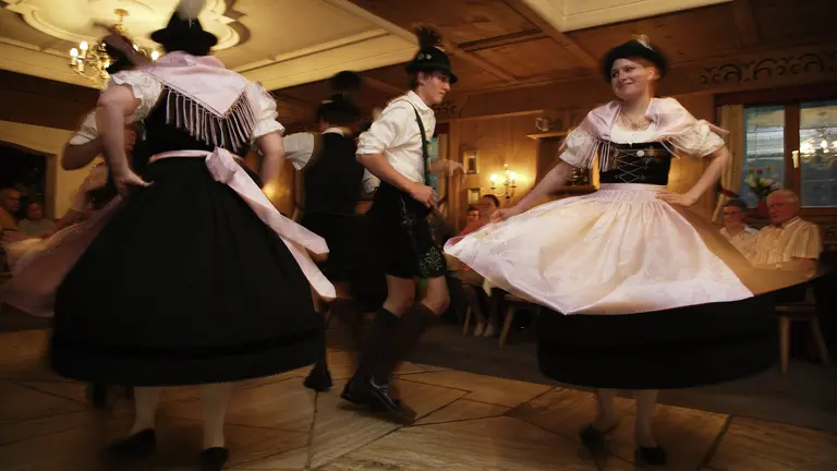 Pfrontener Brauchtumsabend Mehrere Personen in Allgäuer Tracht beim Brauchtumsabend in Pfronten.