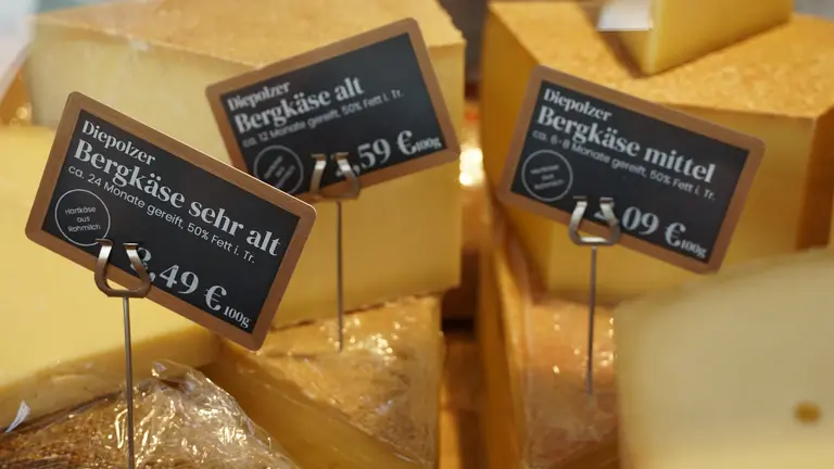 Käse auf dem Wochenmarkt am Haus des Gastes