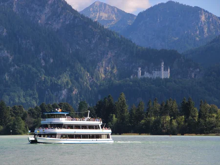 Badeseen im Allgäu - Schifffahrt auf dem Forggensee Eine Schiffahrt auf dem Forgensee mit einer tollen Bergkulisse im Hintergrund.