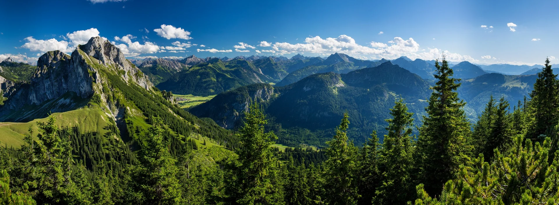 Panoramablick auf der Ostlerhütte - Allgäuer Alpen Sonniger Panoramablick auf die Ostlerhütte und die atemberaubende Bergwelt.