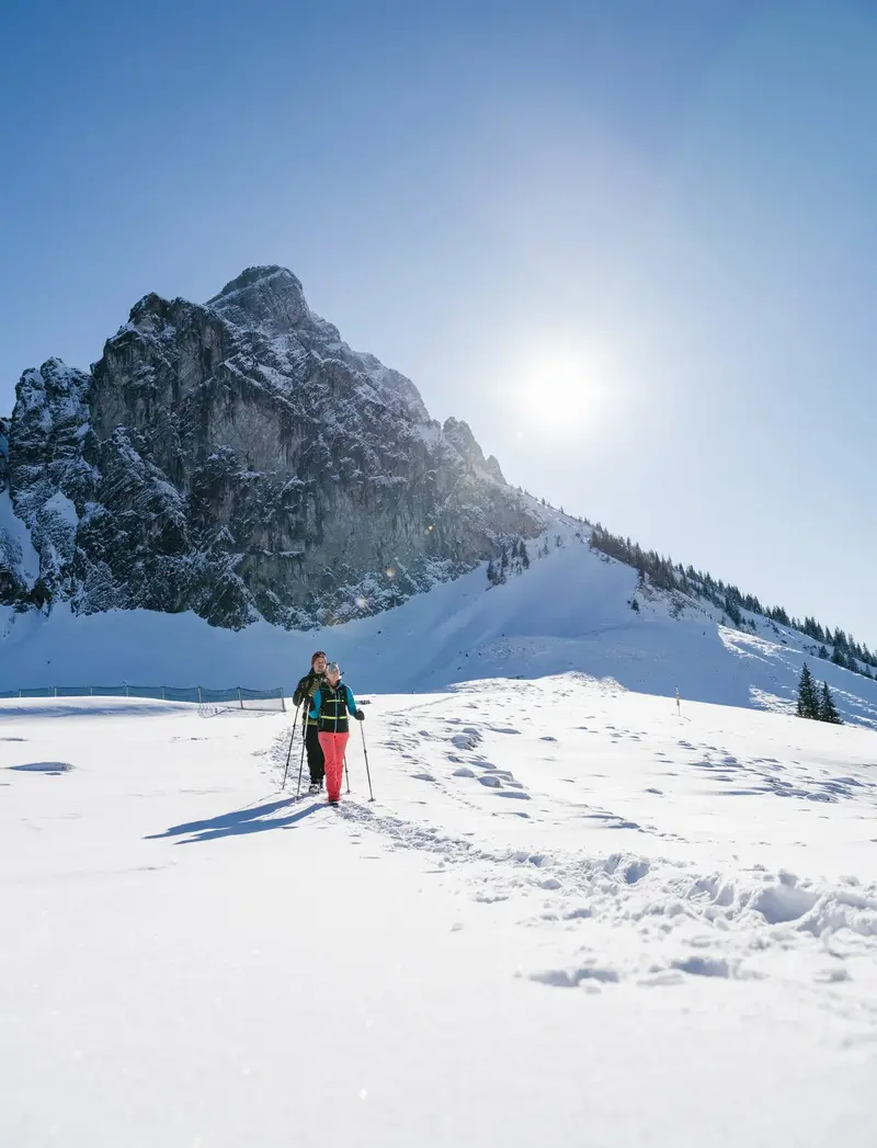 Winterwandern in Pfronten Wanderer auf verschneiten Wegen mit einem winterlichen Bergpanorama.