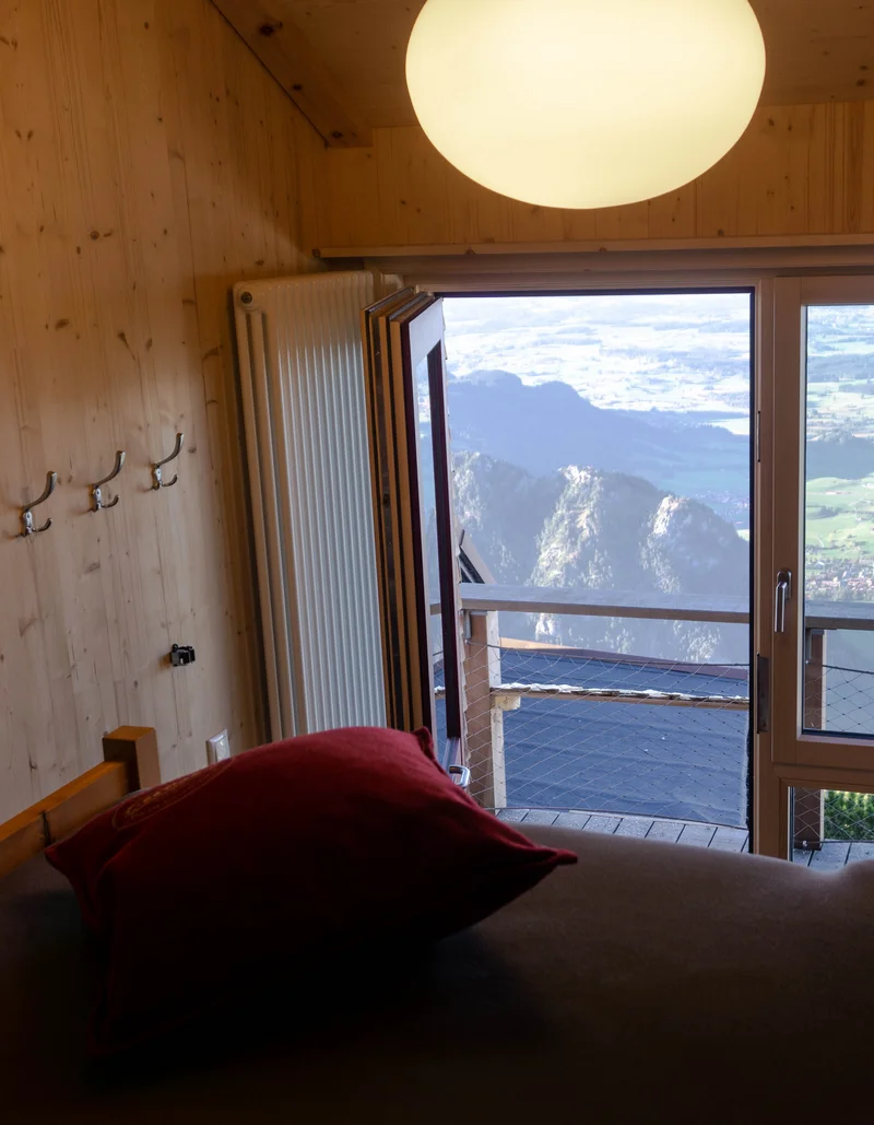 Übernachten in der Hütte Beeindruckender Blick aus einem Zimmer der Ostlerhütte auf das Tal.
