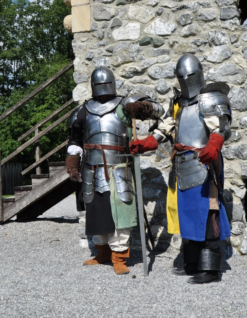 Spielen auf dem Ritterspielplatz Zwei Ritter in Rüstung stehen nebeneinander vor einer Mauer auf dem Ritterspielplatz in Pfronten.