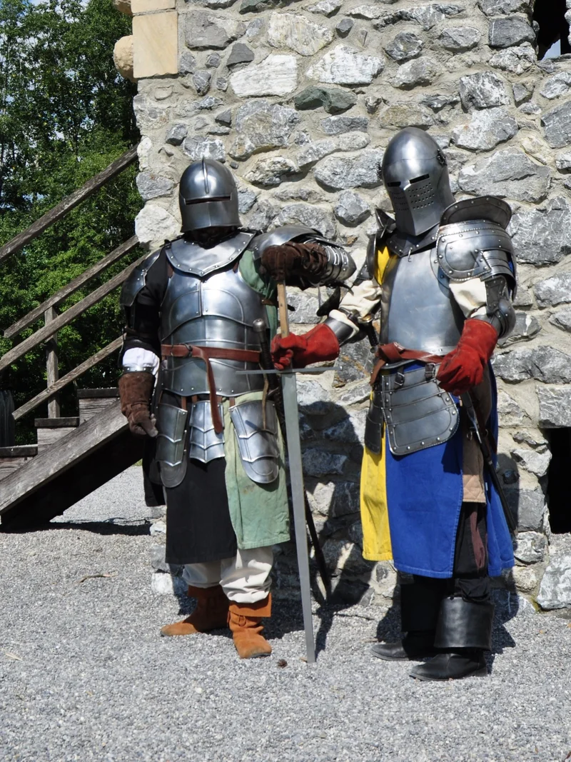 Spielen auf dem Ritterspielplatz Zwei Ritter in Rüstung stehen nebeneinander vor einer Mauer auf dem Ritterspielplatz in Pfronten.