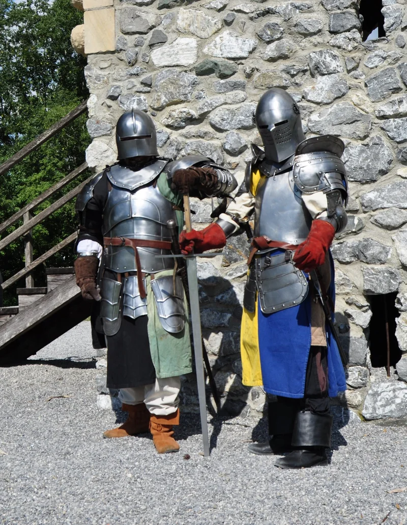 Spielen auf dem Ritterspielplatz Zwei Ritter in Rüstung stehen nebeneinander vor einer Mauer auf dem Ritterspielplatz in Pfronten.
