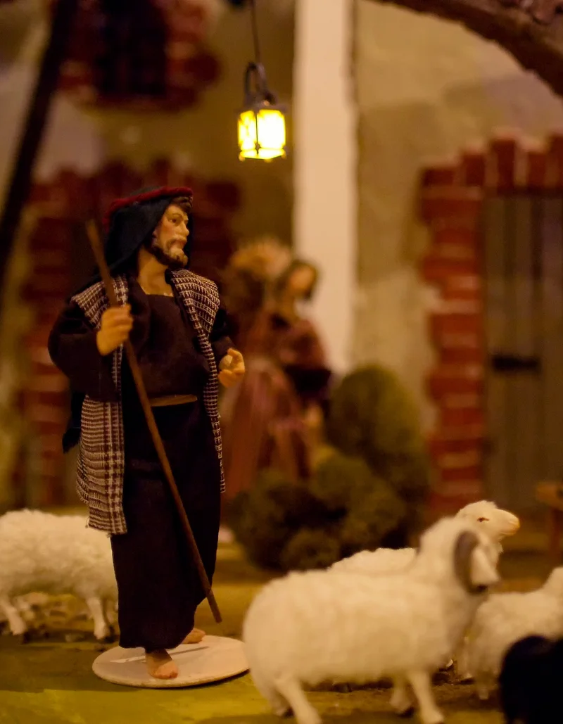 Krippenfiguren auf dem Pfrontener Weihnachtsmarkt.