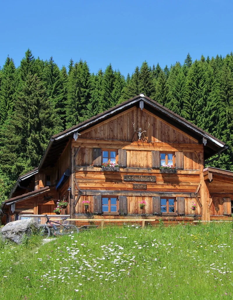 Edelsberghütte am Edelsberg - Wandern in den Allgäuer Alpen Sommerliche Sicht auf grüne Wiesen und die Edelsberghütte in Pfronten.