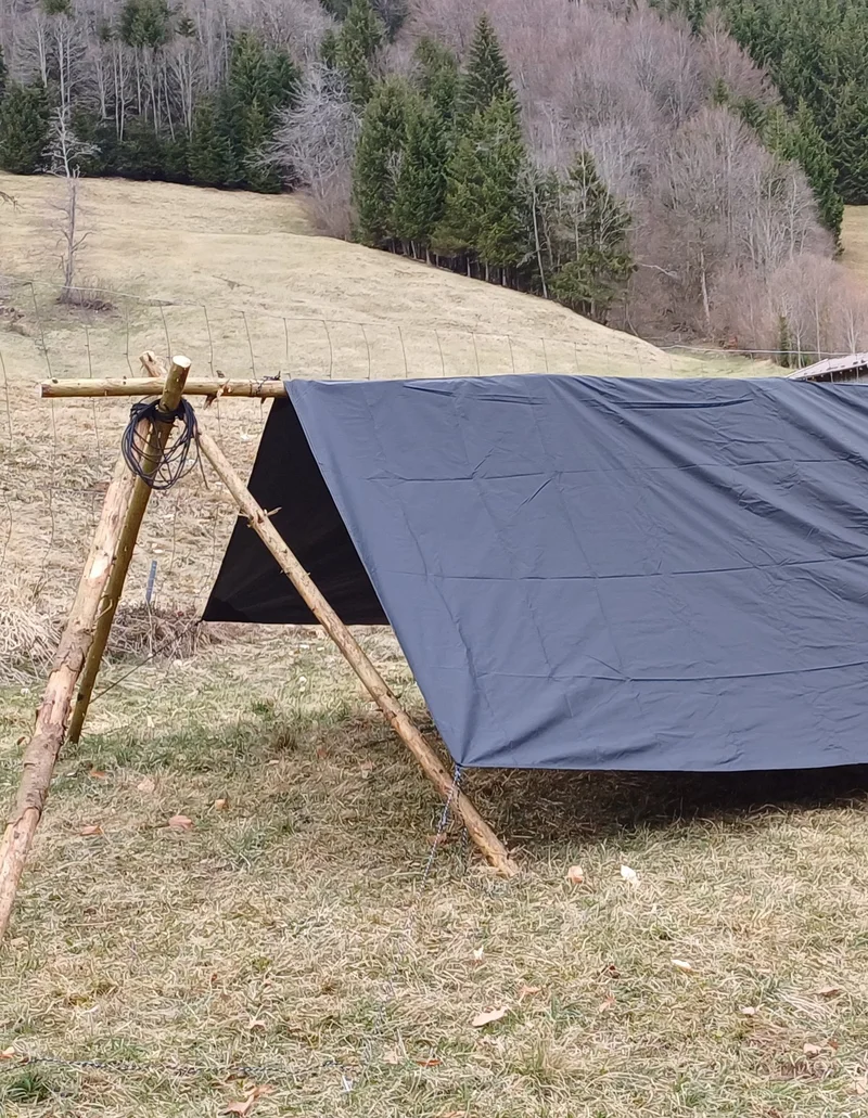 Wildnis Survival Wochenende ©A. Grotz Ein Tab ist mit Holzbalken aufgebaut und demonstriert ein Survivalabenteuer in der Wildnis.