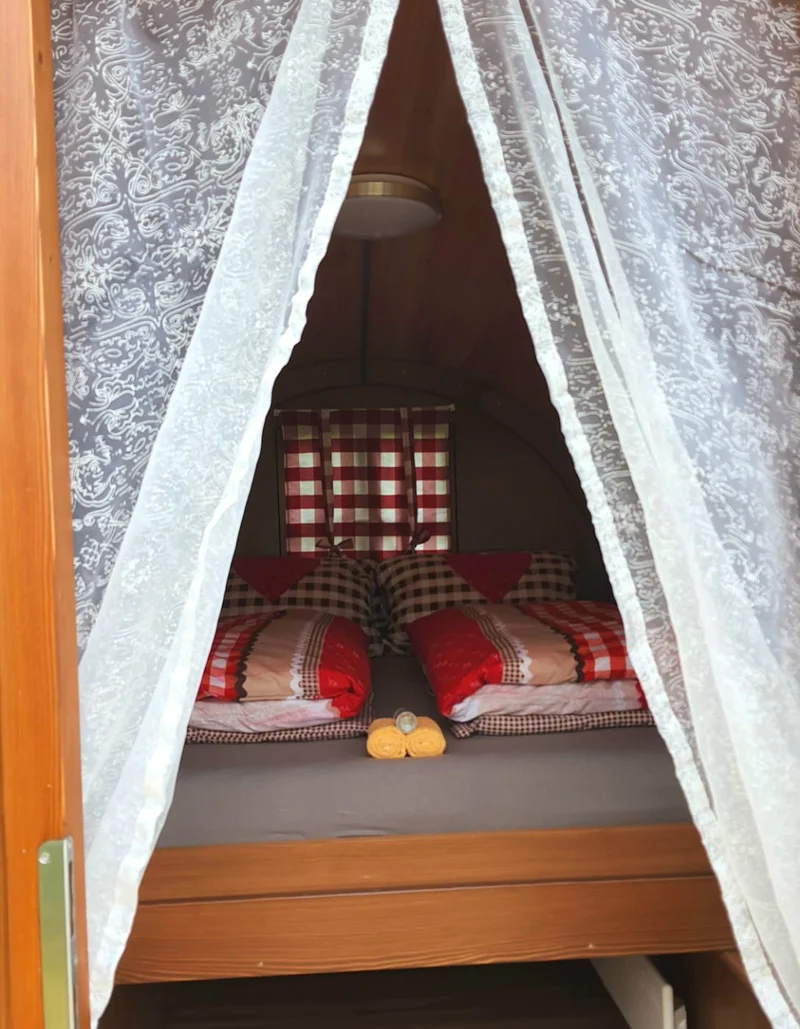 © A. Grotz Schlafmöglichkeit in einem urigen Schlummerfass aus Holz.