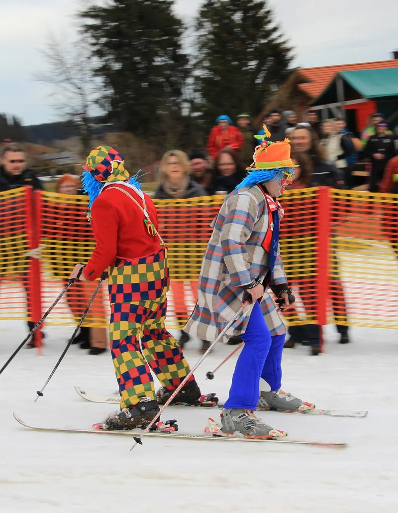 Bunter Faschingsspaß in Pfronten im Allgäu Bunter Faschingsspaß beim Gaudirennen in Pfronten.