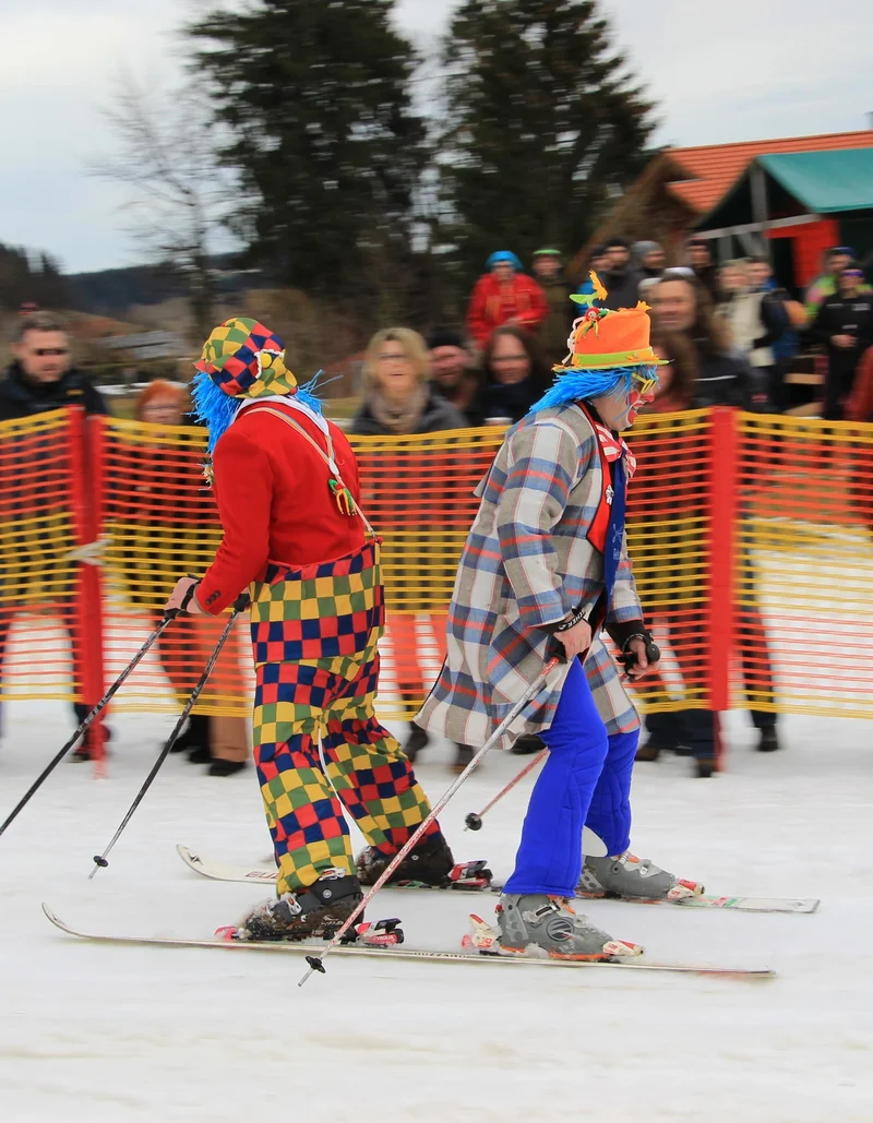 Bunter Faschingsspaß in Pfronten im Allgäu Bunter Faschingsspaß beim Gaudirennen in Pfronten.