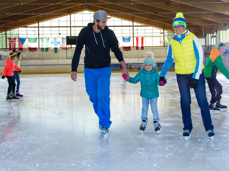 Eislaufen in der Eishalle Pfronten Eine Familie beim Eislaufen in der Eishalle in Pfronten.