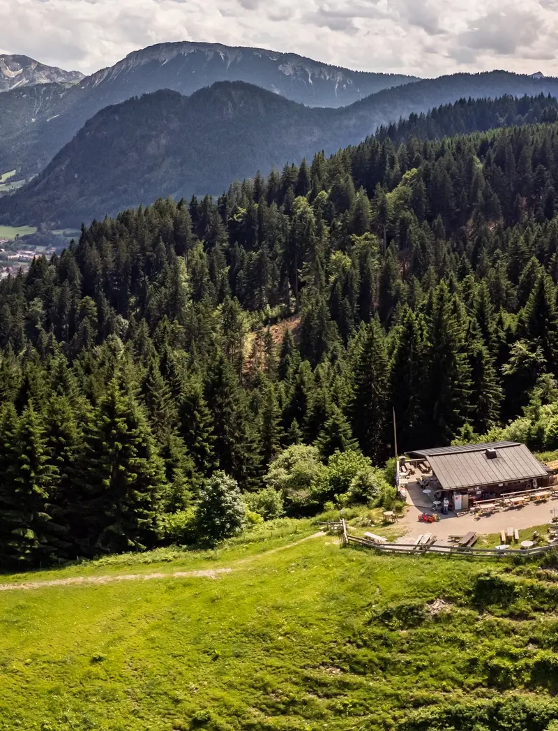 Sommerlicher Panoramablick auf das Pfrontener Tal und eine überwältigende Bergkulisse.