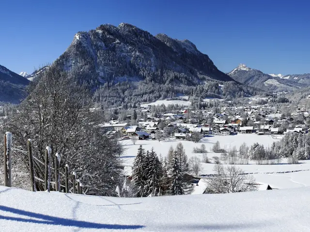 Panoramablick über das verschneite Pfrontener Tal mit beeindruckender Bergkulisse.