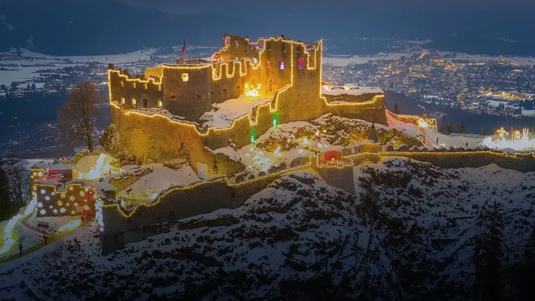 Die stimmungsvoll beleuchtete Burgenwelt Erhenberg