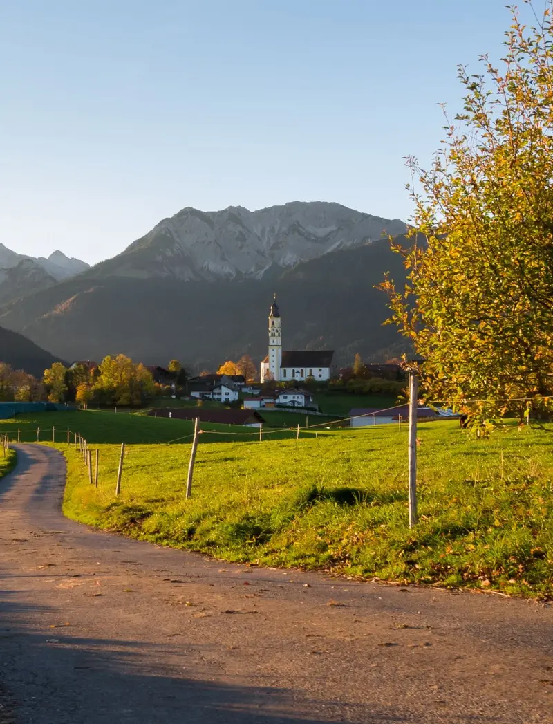 Tradition & Brauchtum Herbstlicher Blick auf das Pfrontener Tal mit einer schönen Bergkulisse.