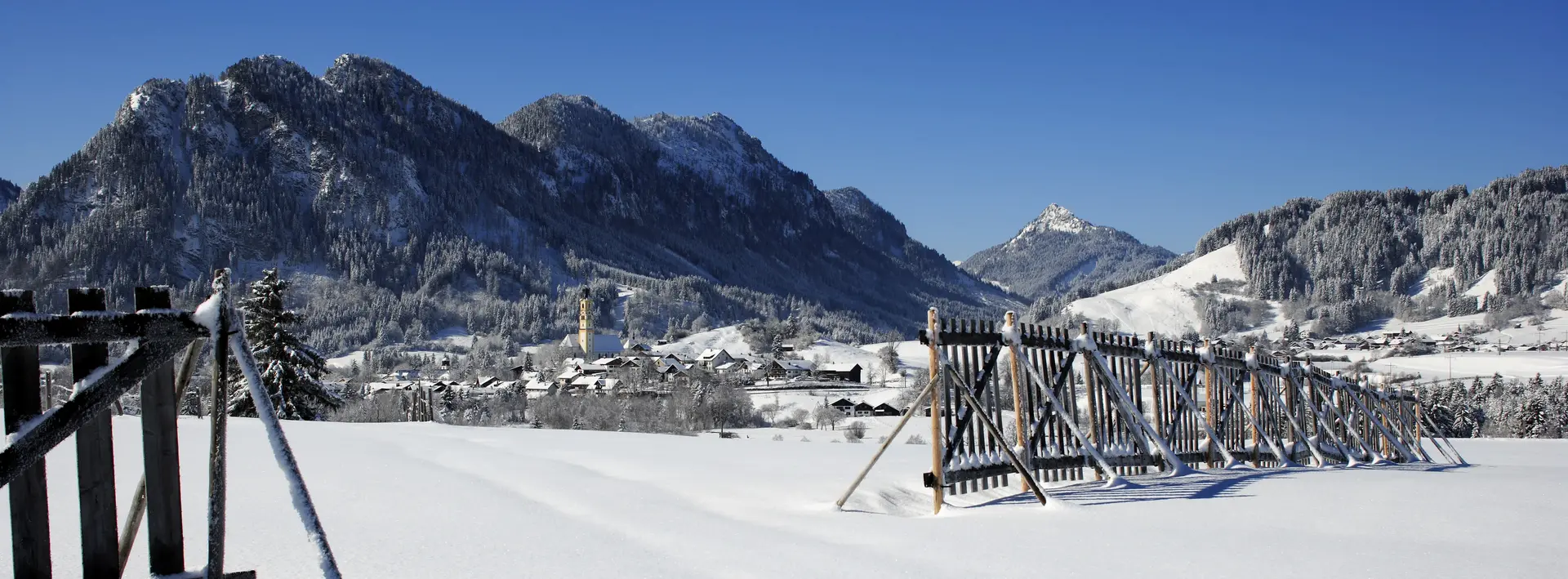 Das verschneite Pfrontener Tal mit Sonnenschein