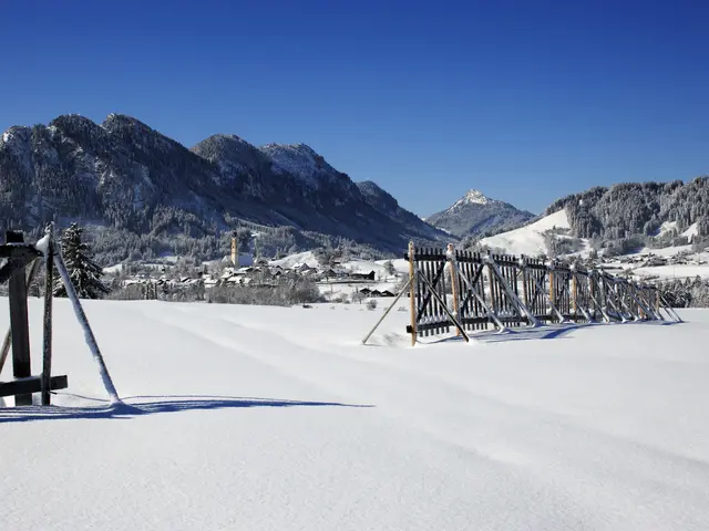 Das verschneite Pfrontener Tal mit Sonnenschein