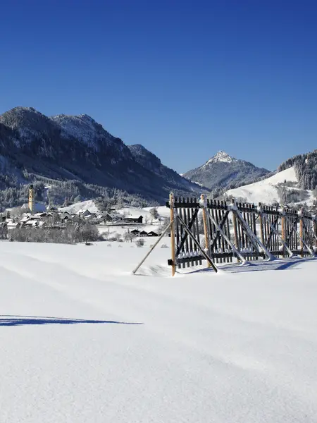 Das verschneite Pfrontener Tal mit Sonnenschein.