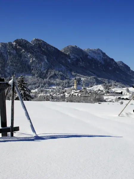 Das verschneite Pfrontener Tal mit Sonnenschein Das verschneite Pfrontener Tal mit Sonnenschein.