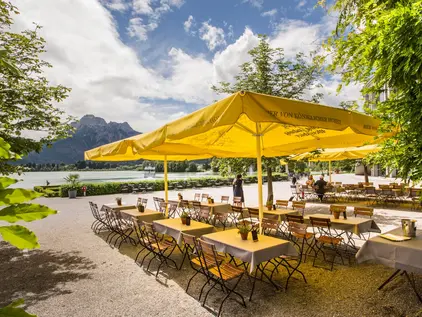 Ein schöner Biergarten direkt am sonnigen Ufer des Forgensees in Füssen.