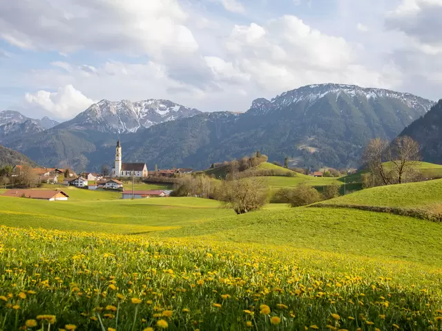 Sonniger Panoramablick auf eine grüne Wiesenlandschaft in Pfronten.