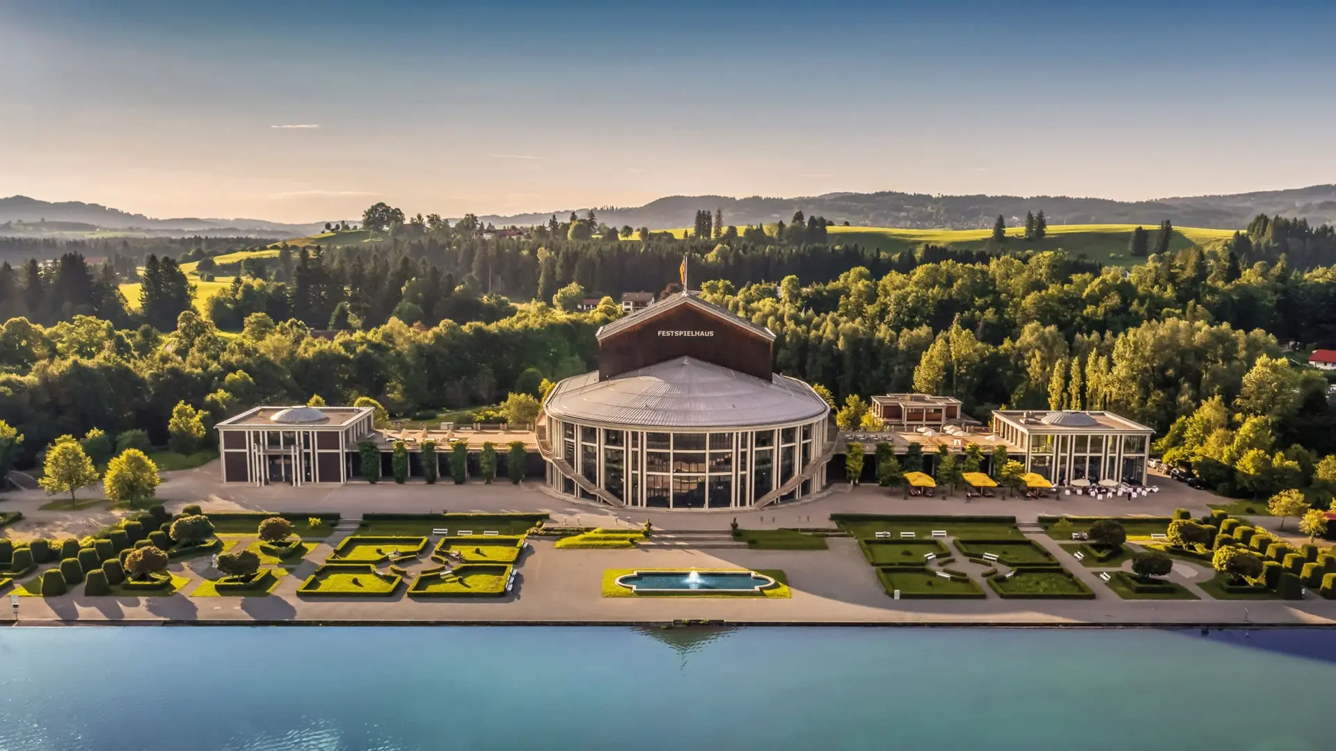 Das imposante Festspielhaus Neuschwanstein in einer beeindruckenden Landschaft am Forgensee in Füssen.