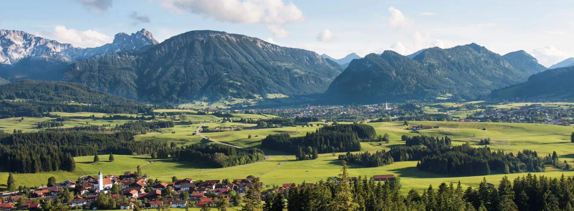 Eindrucksvoller Panoramablick auf das sonnige Tal mit schöner Bergkulisse.