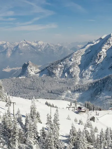 Urlaub im winterlichen Pfronten im Allgäu Eine tief verschneite Winterlandschaft und toller Bergkulisse.