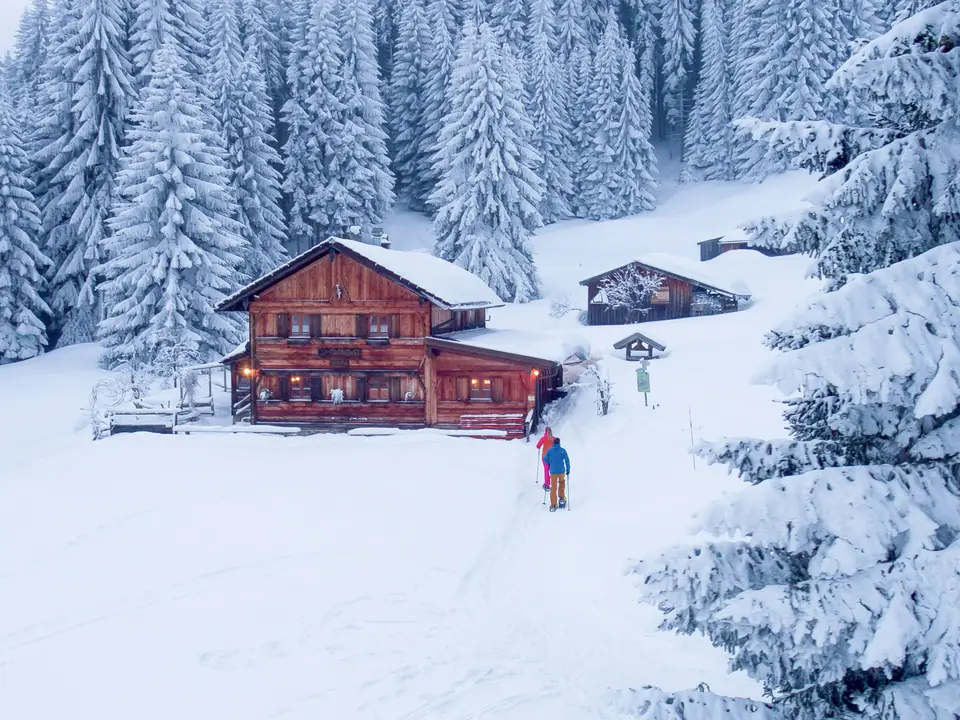 Die urige Edelsberghütte in den verschneiten Allgäuer Bergen bei Pfronten im Allgäu. 