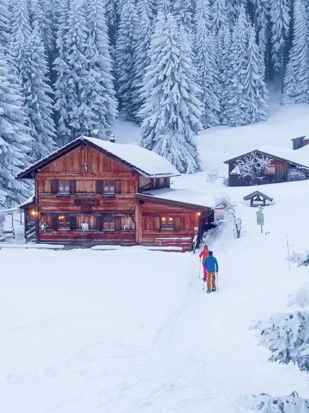 Die urige Edelsberghütte in den verschneiten Allgäuer Bergen bei Pfronten im Allgäu. 