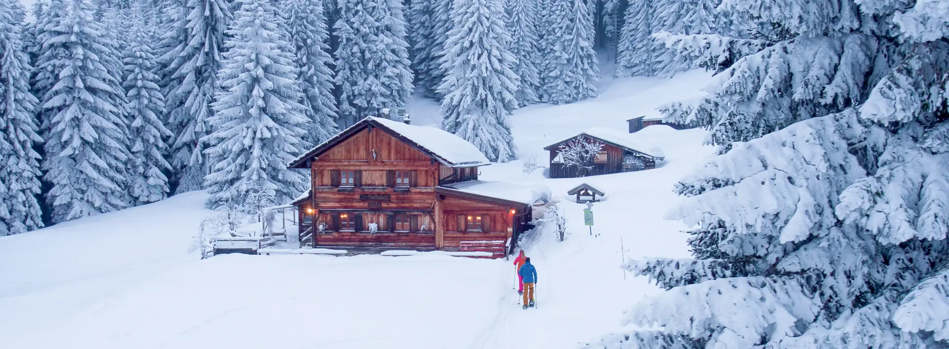 Die urige Edelsberghütte in den verschneiten Allgäuer Bergen bei Pfronten im Allgäu. 