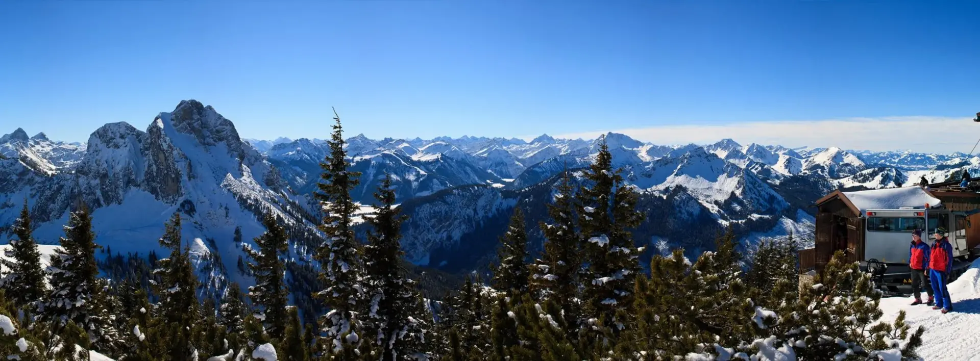 Winterlicher Rundumblick auf die Ostlerhütte und die verschneite Bergkulisse.