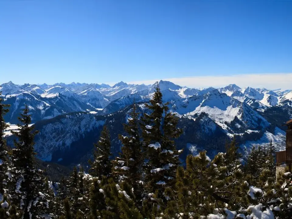 Toller Rundumblick vom verschneiten Breitenberg