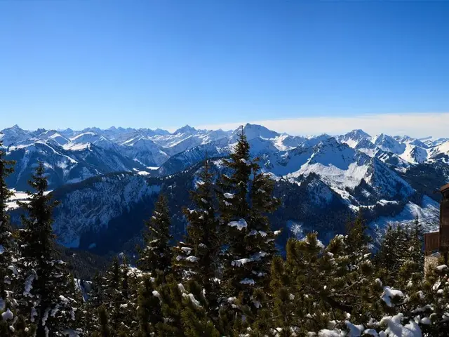 Winterlicher Rundumblick auf die Ostlerhütte und die verschneite Bergkulisse.