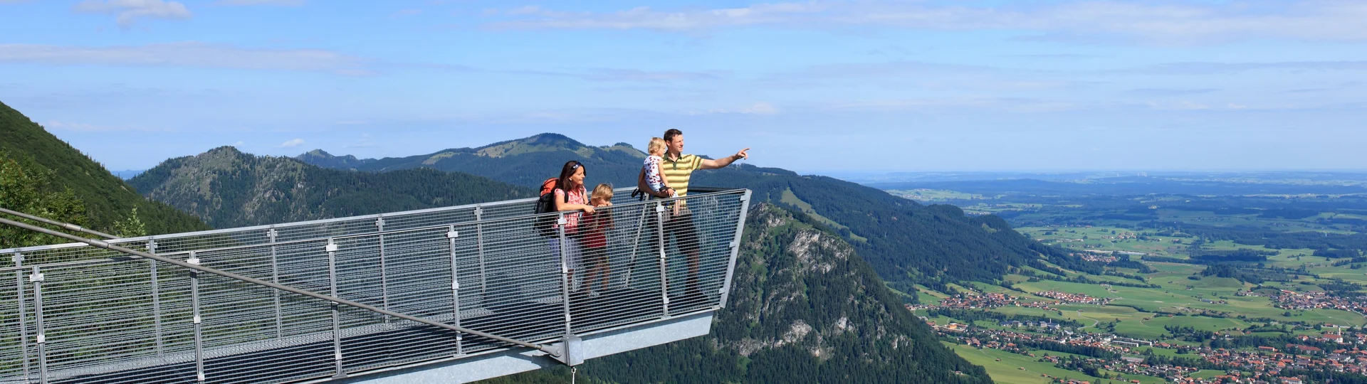 Aussicht über Pfronten im Allgäu Aussichtssteg am Breitenberg mit weitem Blick über Pfronten im Allgäu.