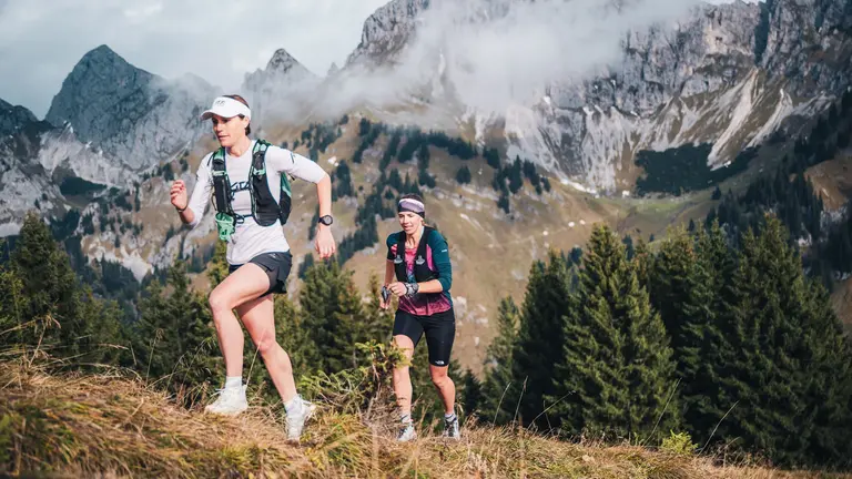 Zwei Trailrunnerinnen in einer imposanten Bergkulisse.