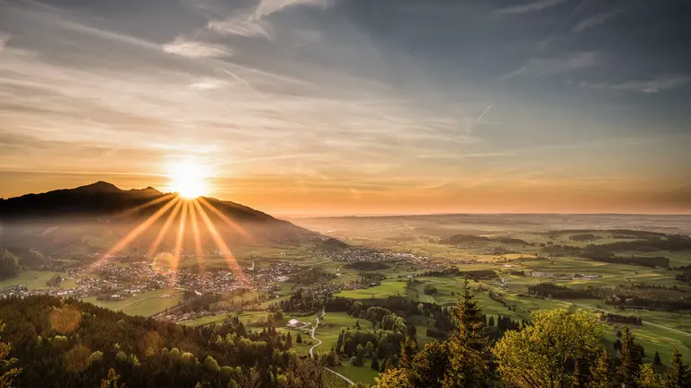 Sonnenuntergang über dem Pfrontener Tal © Christian Greither, Pfronten Tourismus Atemberaubender Panoramablick über Pfronten bei einem magischen Sonnenuntergang.