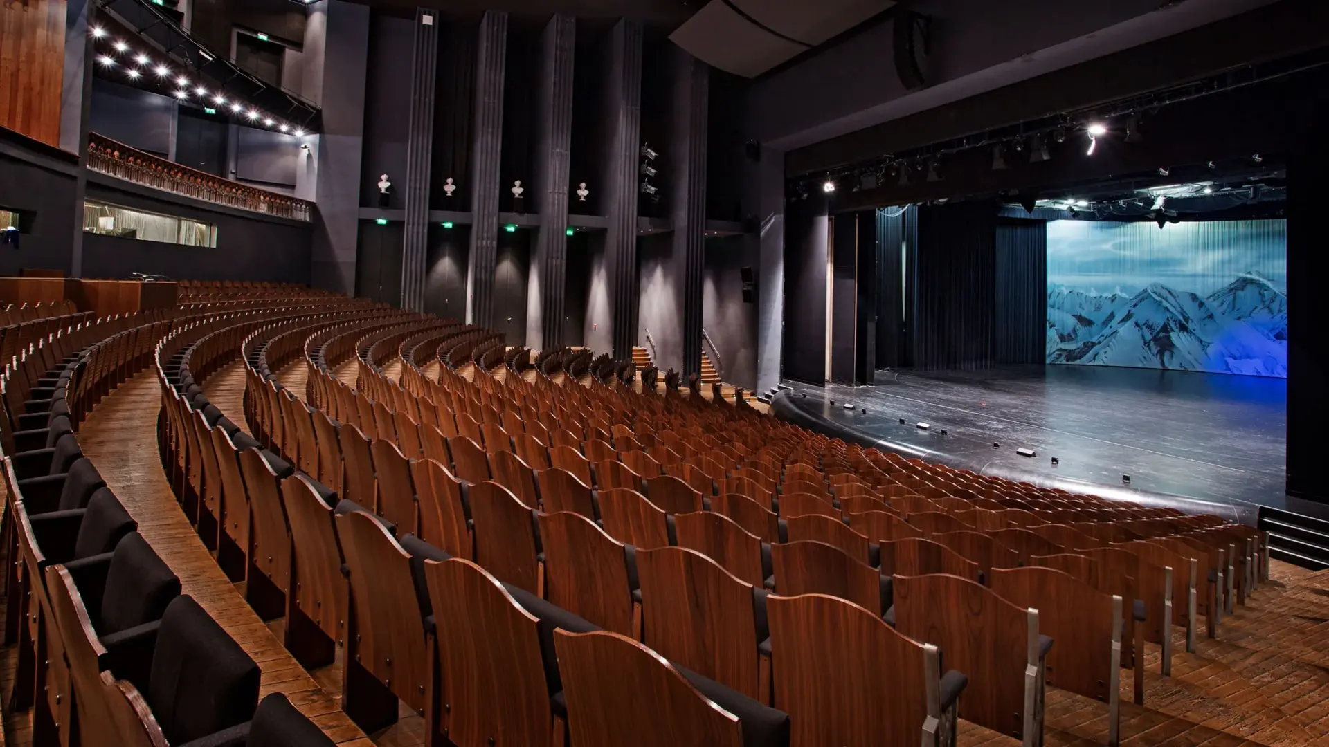 Die imposante Musicalbühne in einem leeren Saal im Festspielhaus Neuschwanstein.