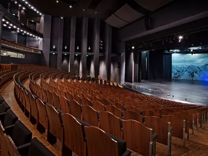 Die imposante Musicalbühne in einem leeren Saal im Festspielhaus Neuschwanstein.