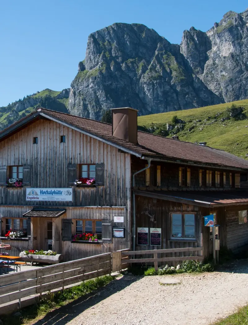 Die Hochalphütte auf dem Breitenberg in Pfronten inmitten einer imposanten Bergkulisse.